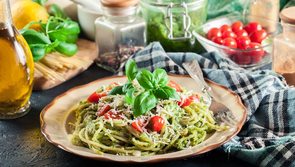 Zucchini-Nudeln mit Avocado-Pesto