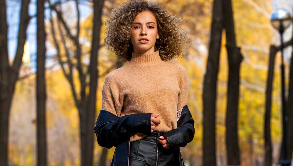 Natürliches Styling für welliges Haar